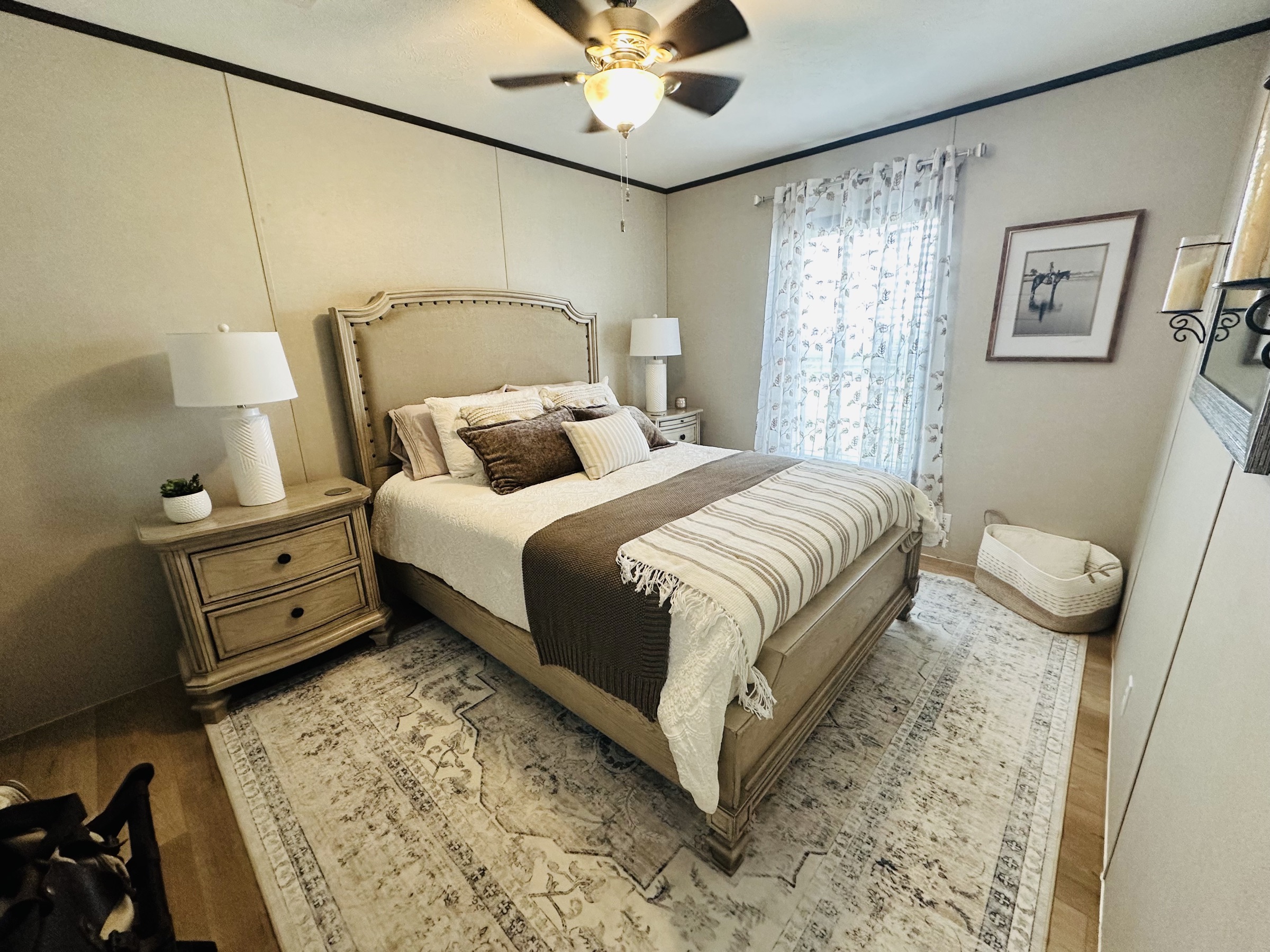Guest bedroom with a queen bed